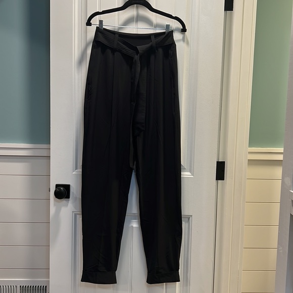 Athleta‎ Black Belted Cuffed ‘Cardiff’ Pant. Size 6T. - Picture 3 of 9